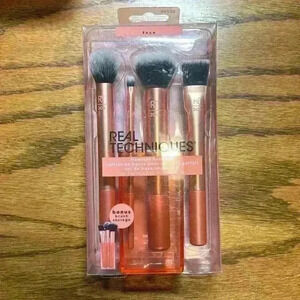 REAL TECHNIQUES - Set of 4 makeup brushes